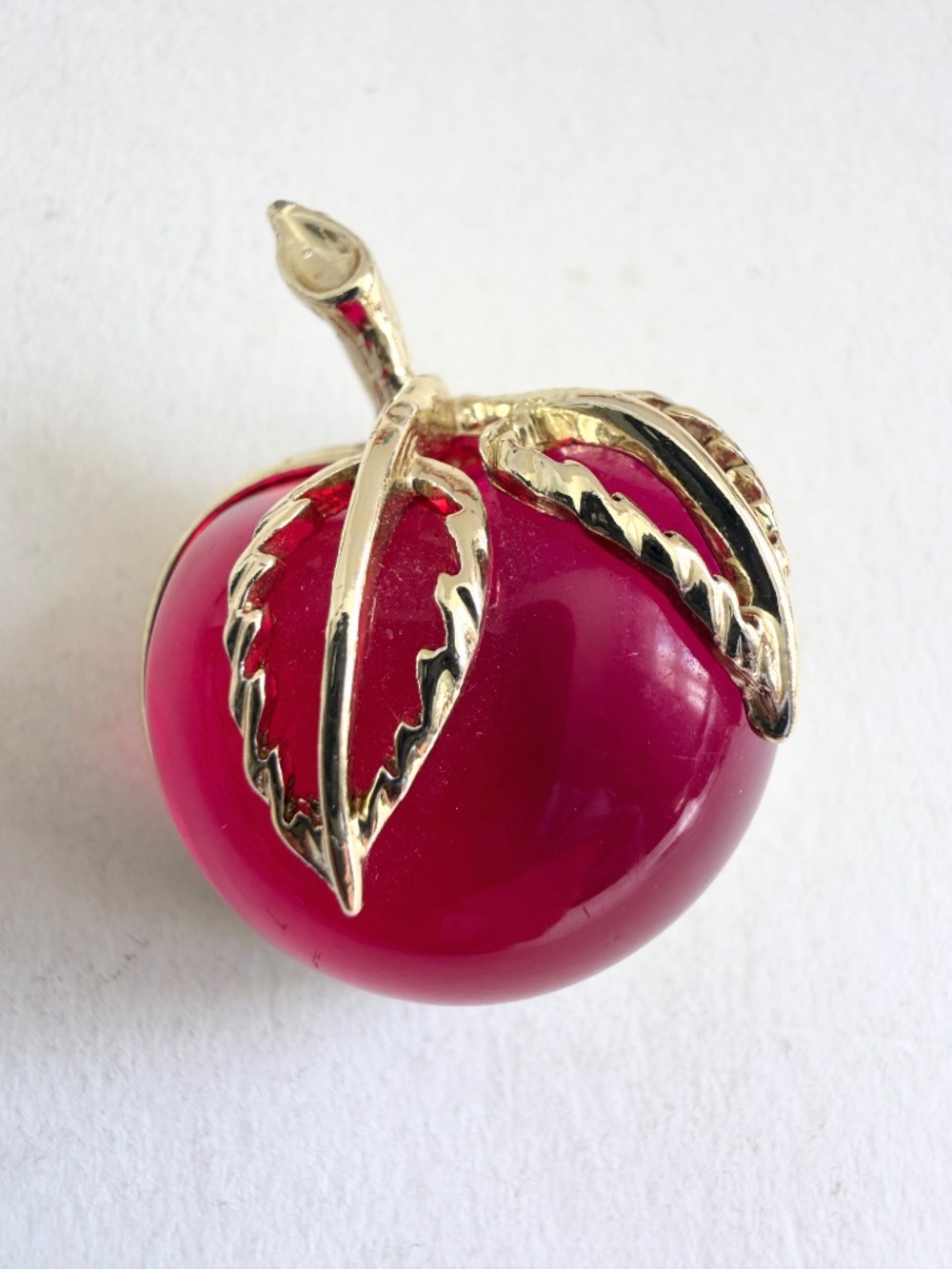 Vintage Sarah Coventry lucite pink apple jelly belly gold tone brooch pin back